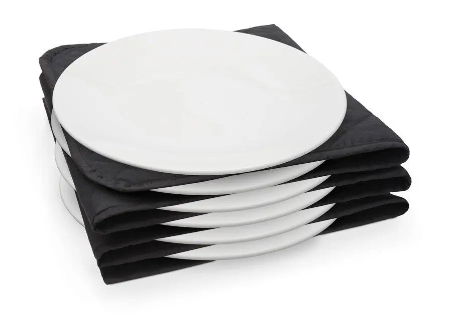 Une pile de six Chauffe-assiettes riviera&bar, chacune séparée par une serviette en tissu noir pliée, est présentée sur un fond blanc.