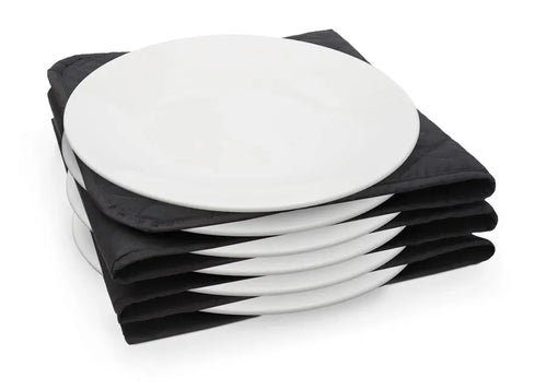 Une pile de six Chauffe-assiettes riviera&bar, chacune séparée par une serviette en tissu noir pliée, est présentée sur un fond blanc.