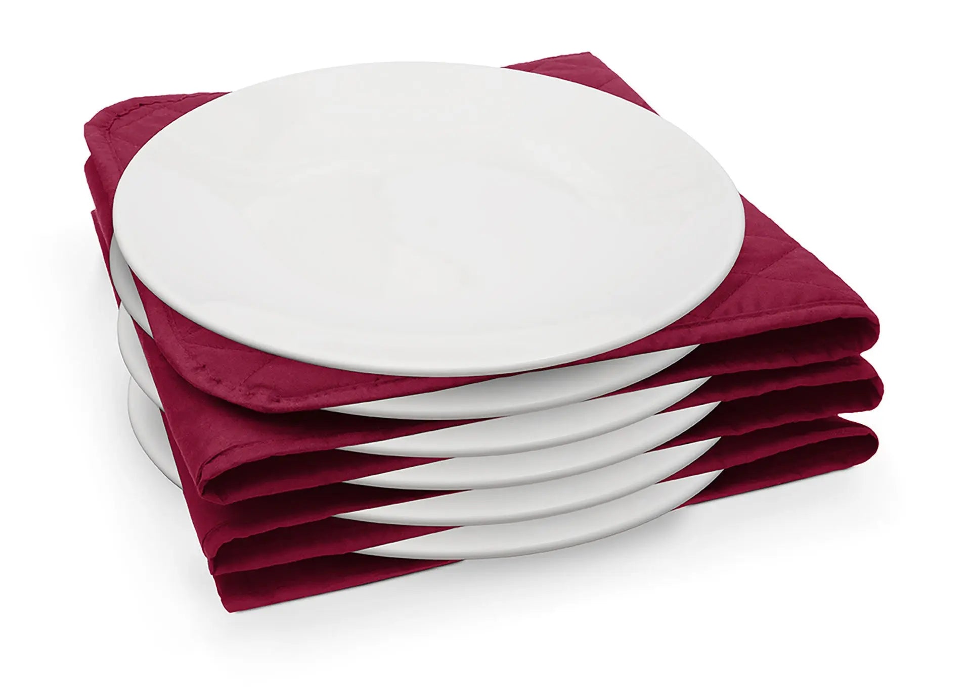 Assiette blanche sur tissu bordeaux.