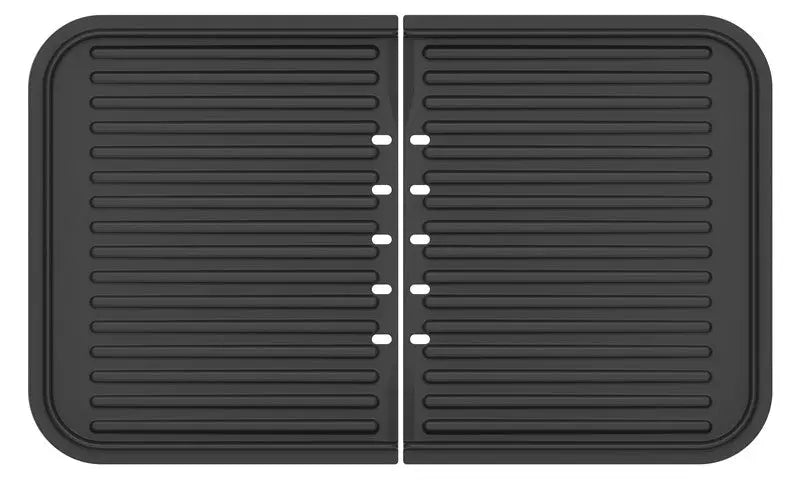 Un tapis de séchage en silicone noir, rectangulaire vu du dessus, avec des stries parallèles et un pli central. Inspiré du plancha-gril Combiné de riviera&bar, il comporte deux sections égales aux angles arrondis.