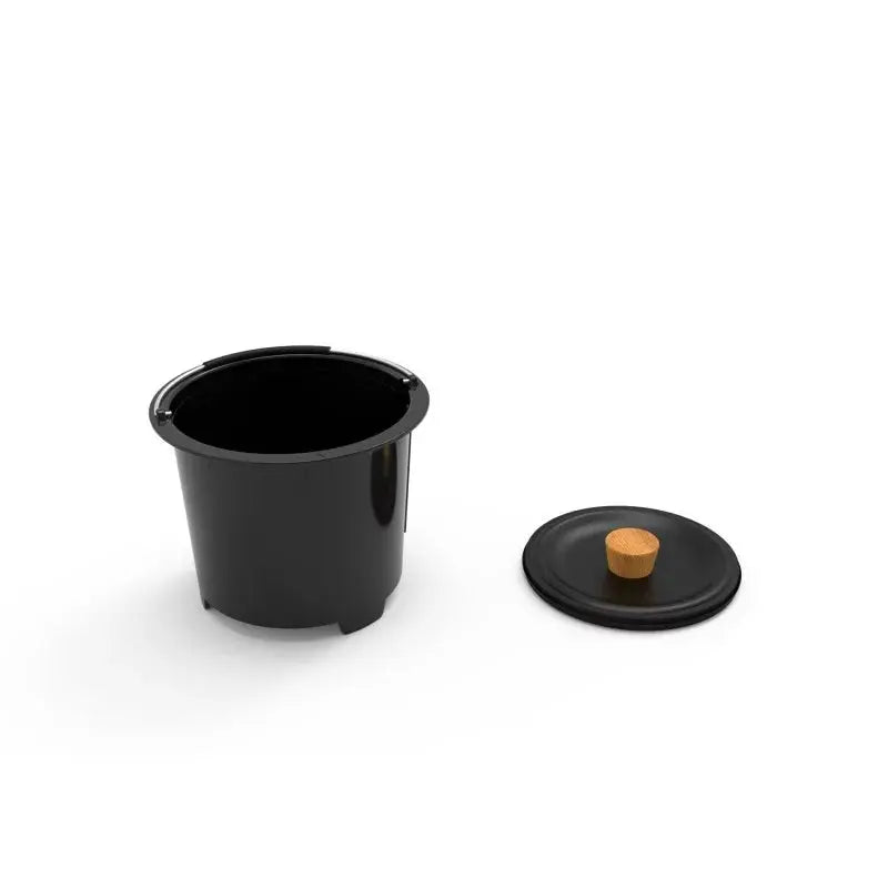 Pot à filtre à café noir avec couvercle.
