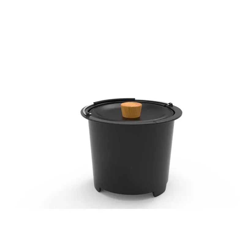 Casserole noire avec couvercle en bois.
