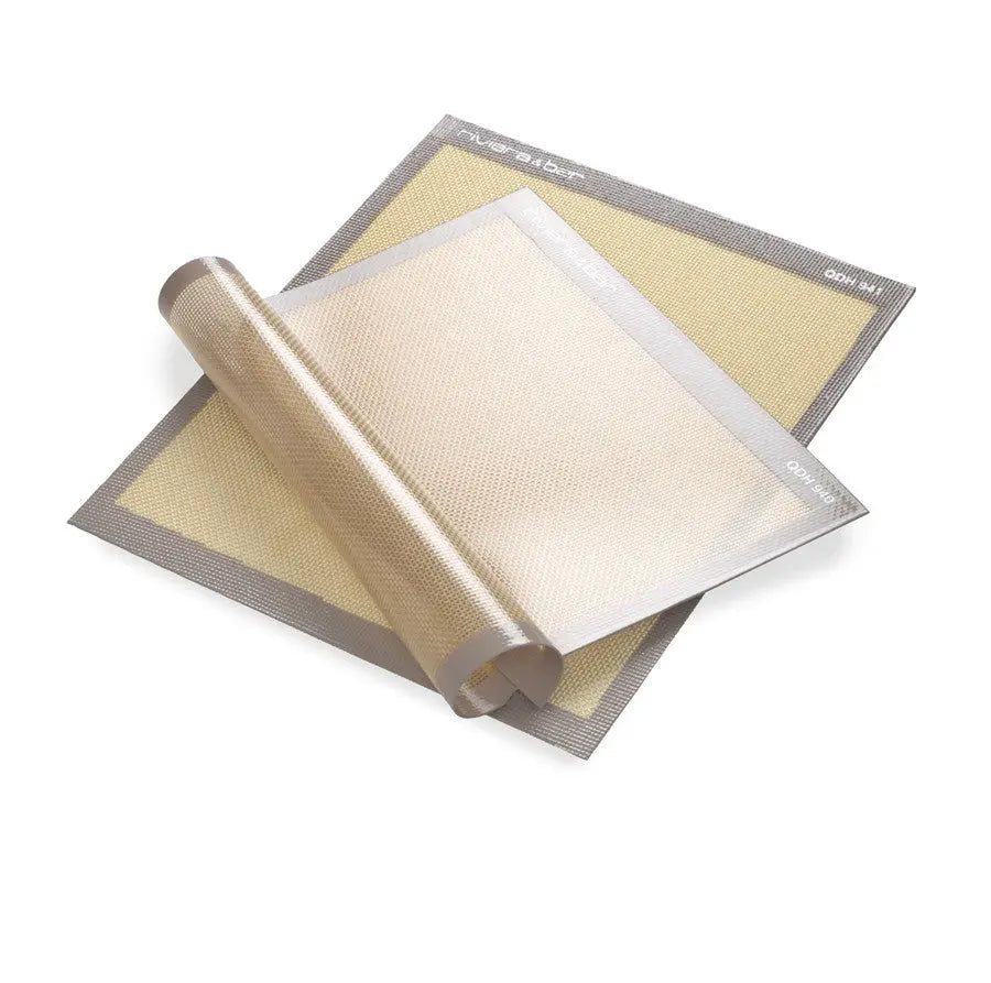 Tapis de cuisson en silicone beige et gris.