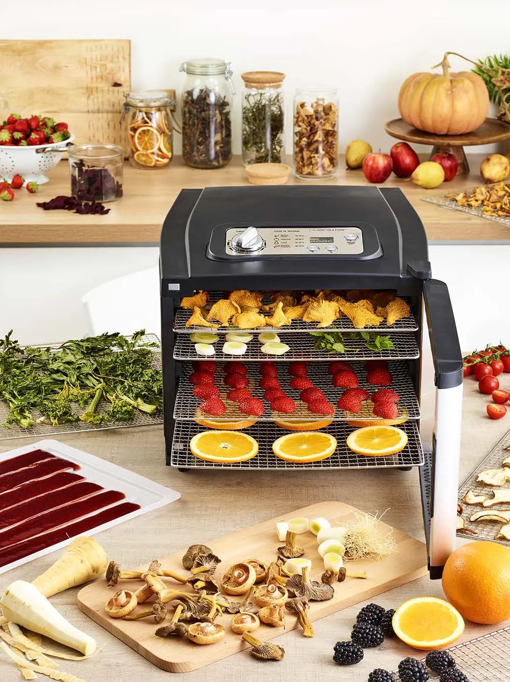 Déshydrateur d'aliments noir avec fruits et légumes.