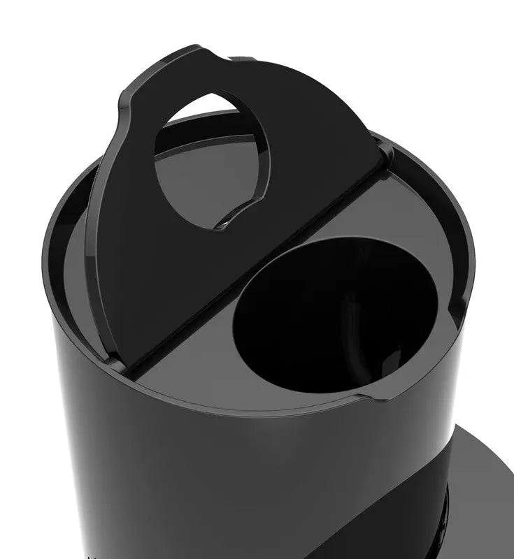 Support de tasse noir avec couvercle à poignée.
