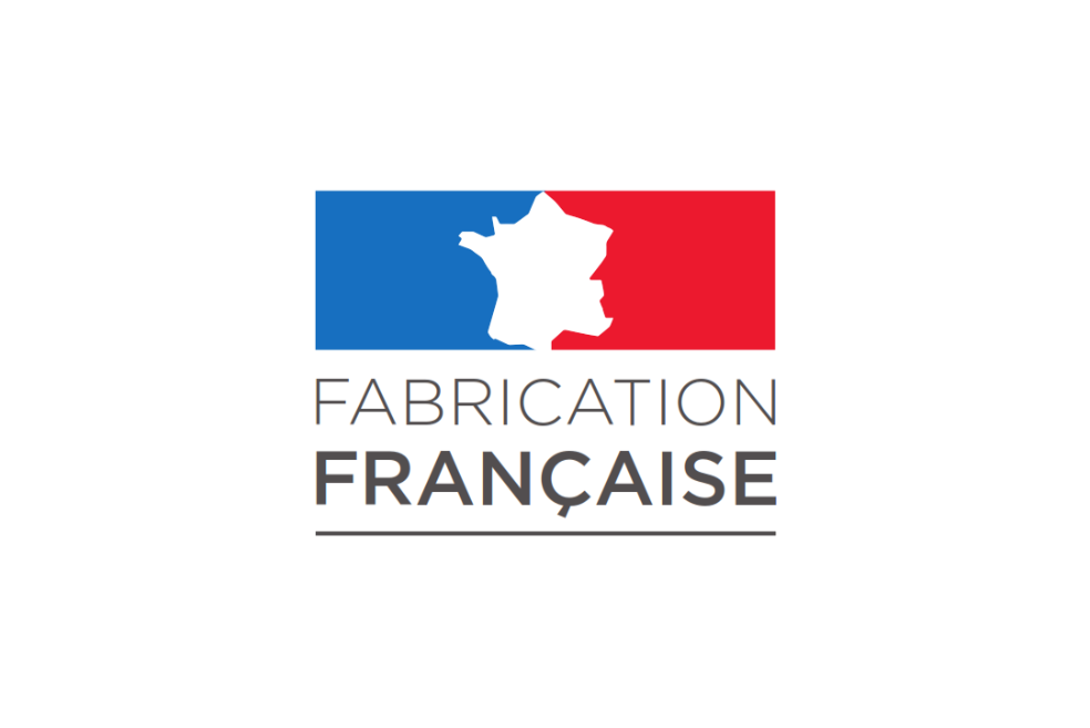 Un logo avec les couleurs du drapeau français et une silhouette blanche de la France au-dessus des mots FABRICATION FRANÇAISE indiquant la fabrication française.