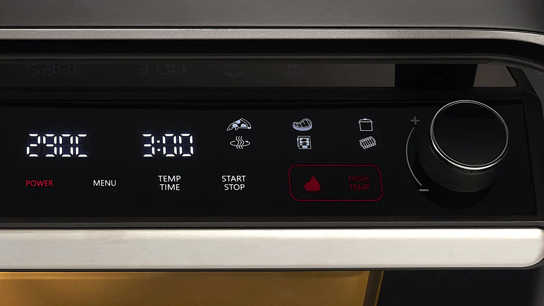 Gros plan sur le panneau de contrôle du four à pizza électrique 400 degrés riviera&bar, affichant 230°C et 3:00. Les boutons d'alimentation, de menu, de température/temps et de démarrage/arrêt en font l'appareil idéal pour la préparation de pizzas maison ou d'autres plats italiens.