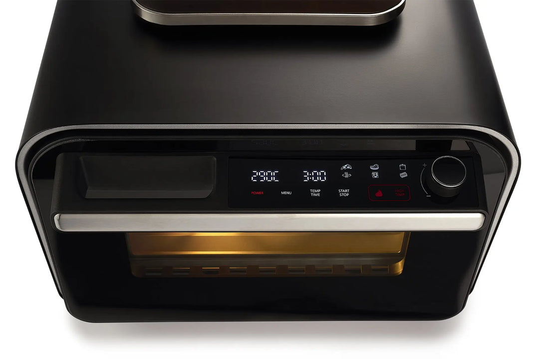 Le four à pizza électrique 400 degrés riviera&bar est doté d'un design noir élégant, d'un panneau de contrôle numérique pour la température et la durée, d'une grande poignée et d'une lumière intérieure - idéal pour préparer des pizzas maison ou savourer la cuisine italienne à la maison.