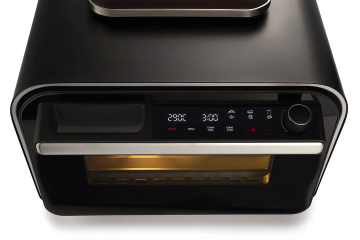 Le four à pizza électrique 400 degrés riviera&bar est doté d'un design noir élégant, d'un panneau de contrôle numérique pour la température et la durée, d'une grande poignée et d'une lumière intérieure - idéal pour préparer des pizzas maison ou savourer la cuisine italienne à la maison.