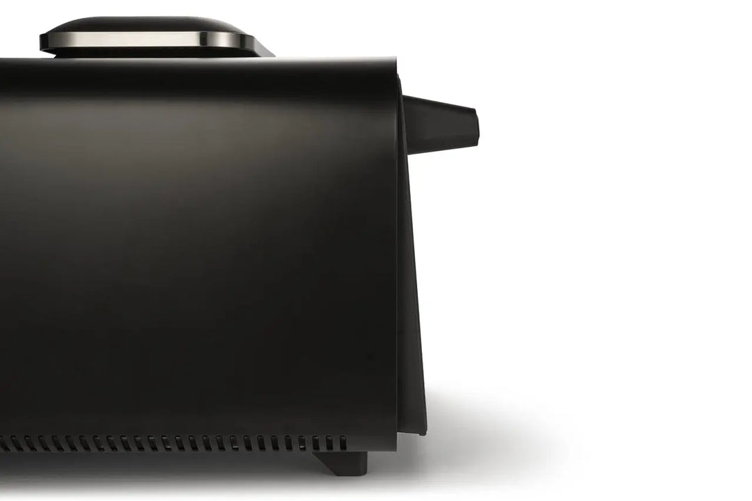 Vue latérale du riviera&bar Four à pizza électrique 400 degrés, un four à pizza noir élégant avec un dessus arrondi et une base ventilée sur un fond blanc. Idéal pour préparer d'authentiques pizzas italiennes maison. Seule une partie de l'appareil est représentée.