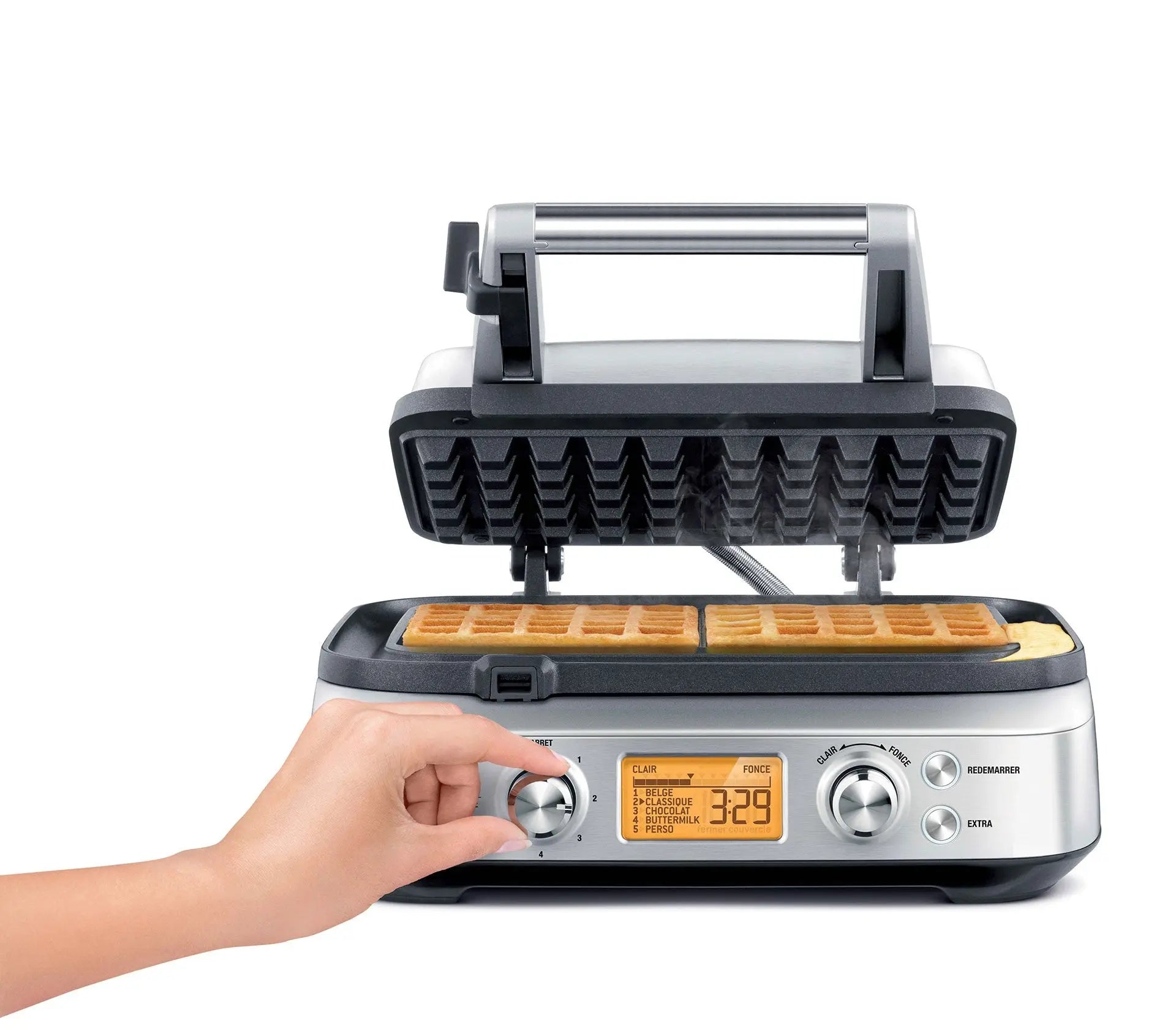 Gaufrier argenté avec écran LCD, waffles en préparation.
