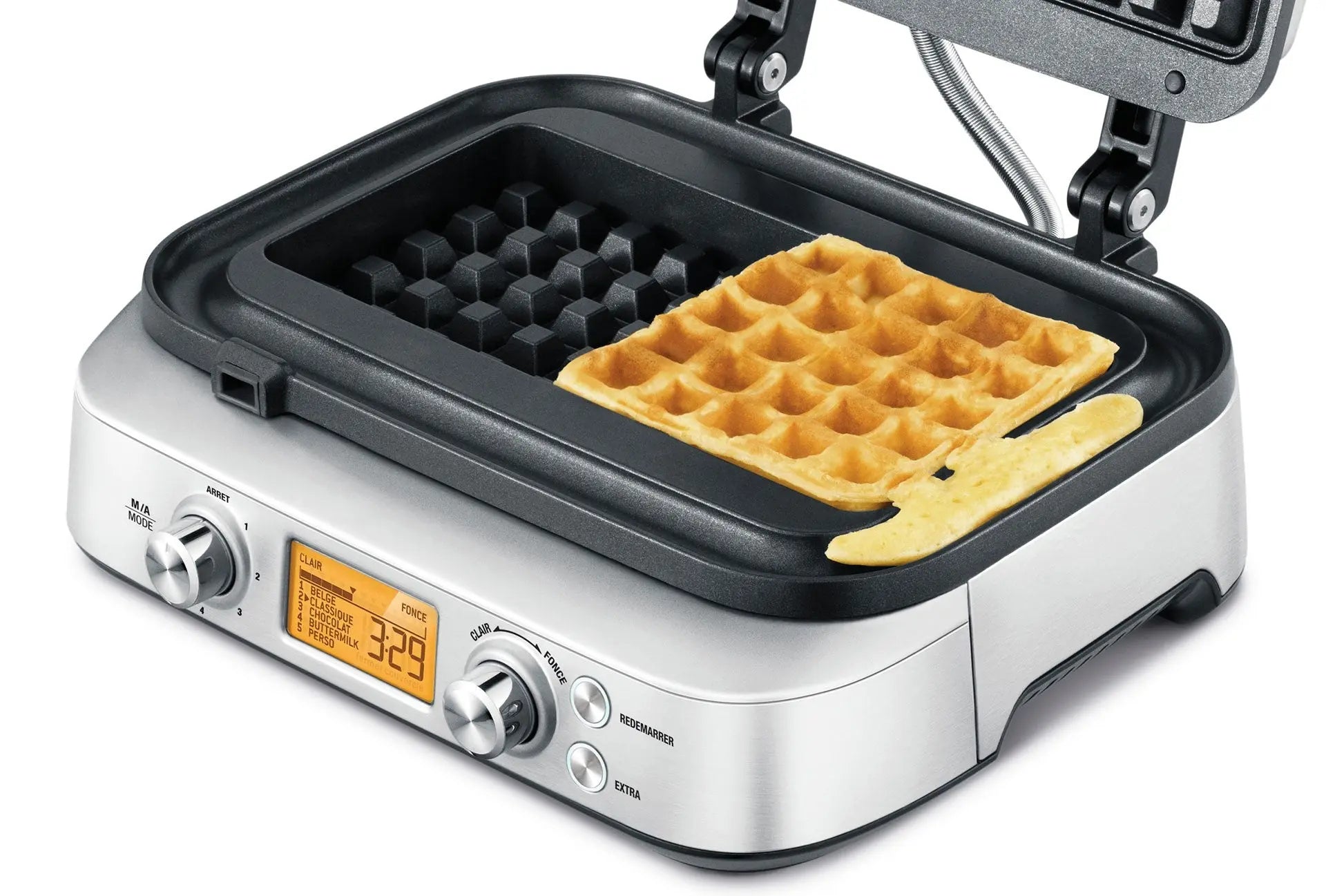 Gaufrier argenté avec écran numérique et gaufre dorée.

