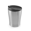 Gobelet isotherme en inox avec couvercle noir.
