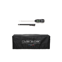 Le kit essentiel plancha fonte émaillée de Riviera&bar FR comprend un thermomètre à viande digital avec une housse de protection et un étui de transport noir, idéal pour l'installation de votre plancha en extérieur, représenté sur fond blanc.