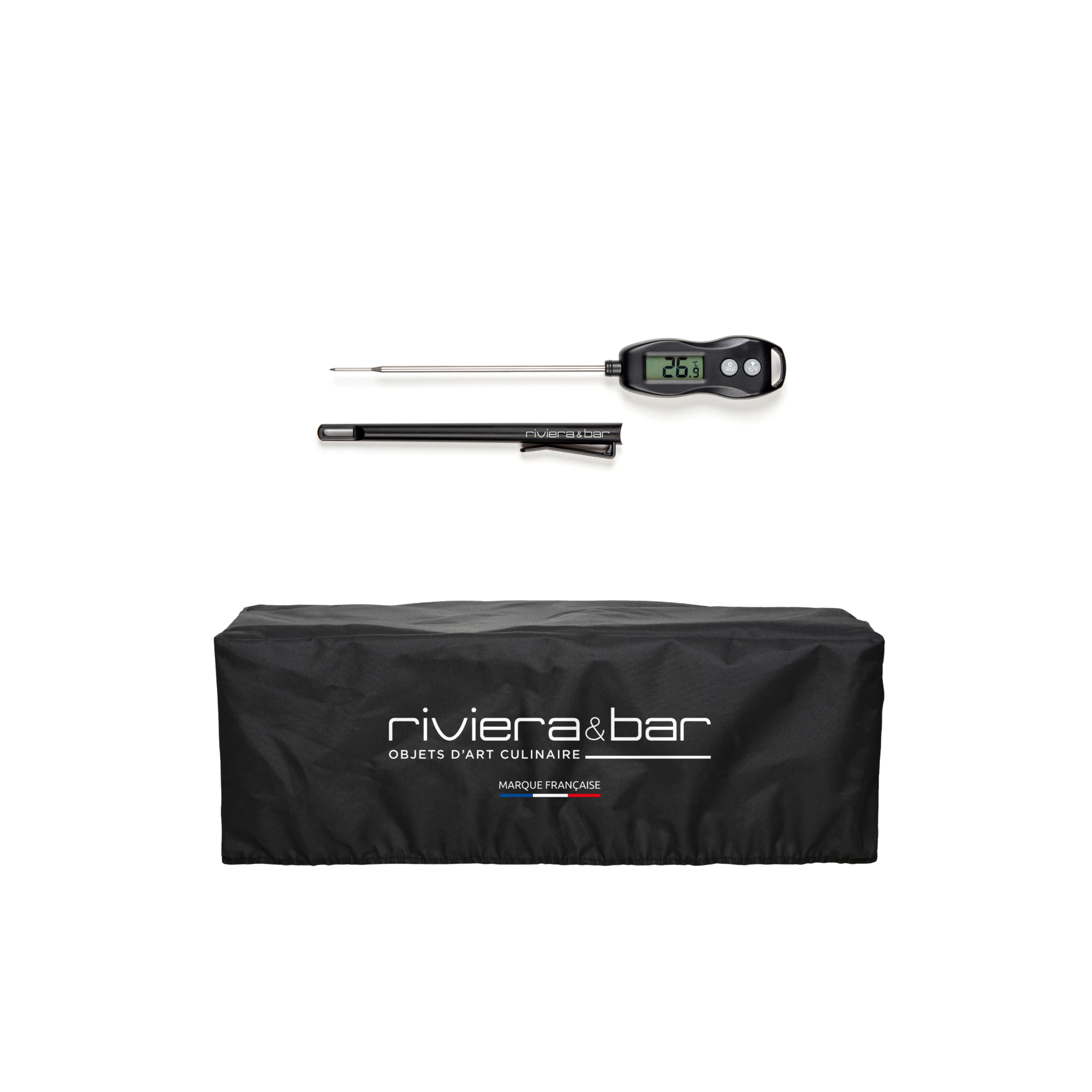 Le kit essentiel plancha fonte émaillée de Riviera&bar FR comprend un thermomètre à viande digital avec une housse de protection et un étui de transport noir, idéal pour l'installation de votre plancha en extérieur, représenté sur fond blanc.