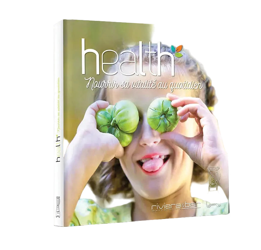 Couverture du magazine : Livre Health de Riviera&bar FR-Nourrir sa vitalité au quotidien avec une jeune fille jouant avec des tomates vertes, illustrant l'alimentation saine avec des astuces amusantes pour tous les jours.
