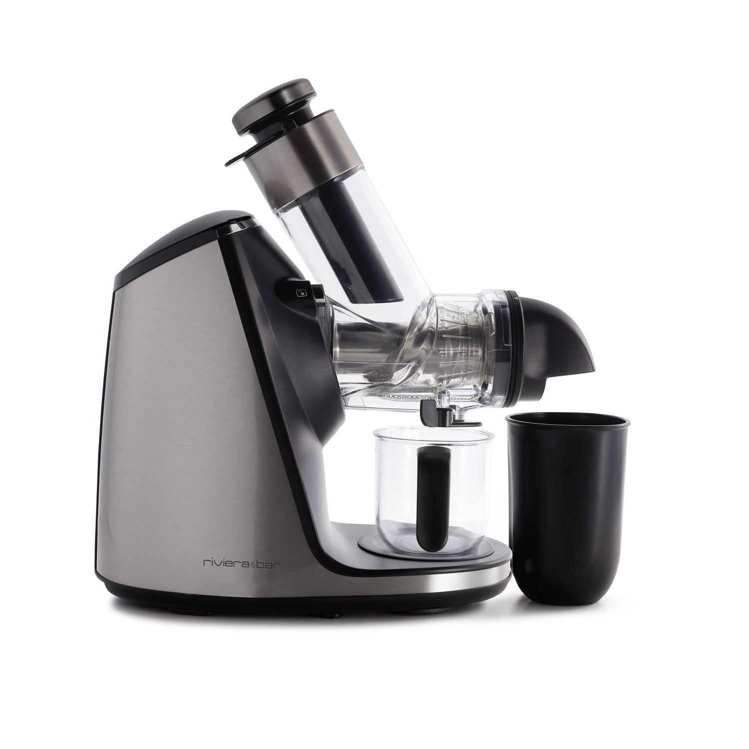 L'Extracteur de jus haute performance de riviera&bar est doté d'un design inox, d'une goulotte transparente, d'accents noirs et d'un gobelet de récupération sur fond blanc - idéal pour une extraction à froid sans effort.