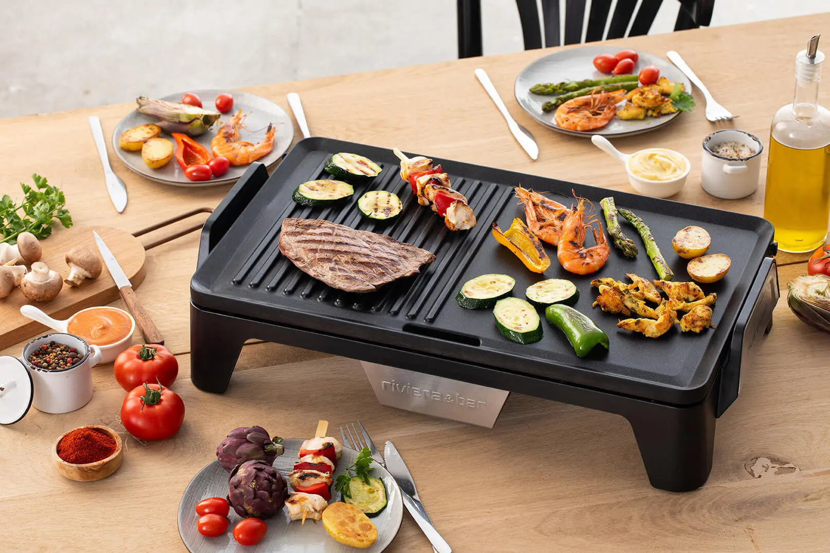 Grill électrique avec viande, crevettes et légumes grillés.