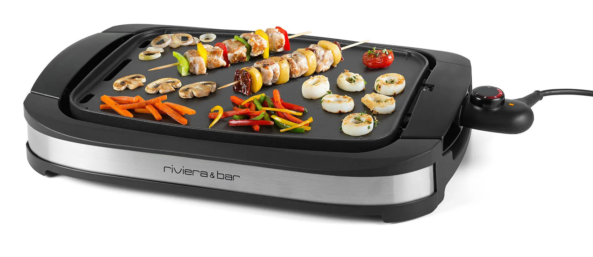 Grill électrique avec brochettes de viande et légumes variés.