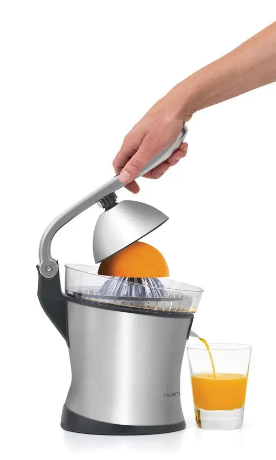Presse-agrumes électrique en inox et plastique, un jus d'orange qui coule dans un verre.