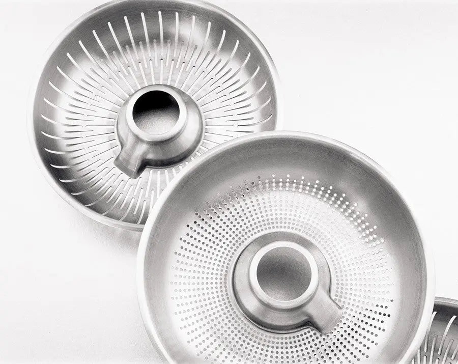 Passoires en acier inoxydable avec perforations et fentes.
