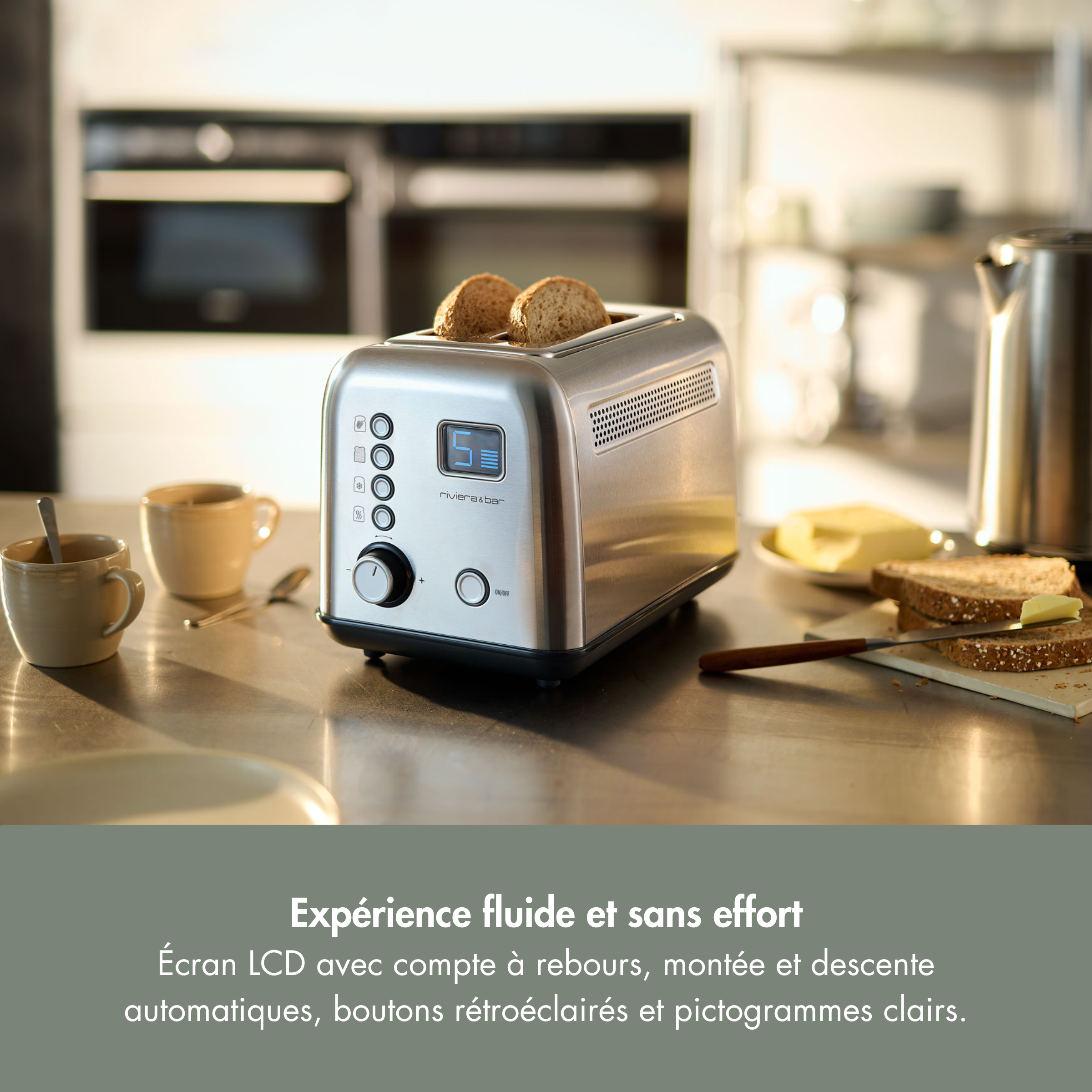 Le riviera&bar Grille-pain automatique avec deux tranches, écran LCD et boutons est posé sur un comptoir de cuisine près de tasses, d'une théière et de pain sur une planche à découper. Le texte français sur le dorage parfait apparaît ci-dessous.