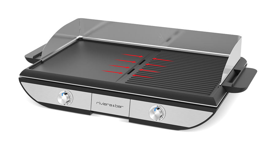 Un gril électrique en acier inoxydable avec une surface de cuisson divisée - moitié plaque plate, moitié gril strié - des poignées latérales, deux boutons de commande et un écran arrière en verre ou en métal. Les flèches rouges indiquent le flux de chaleur à travers le gril.