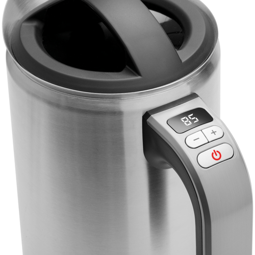 Gros plan sur la Bouilloire Elva | Inox satiné | 1L en acier inoxydable de riviera&bar, montrant sa poignée avec affichage digital, les boutons de contrôle de la température et l'interrupteur, sur fond blanc.
