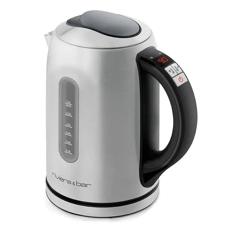 La Bouilloire Louna Inox 1.5L de riviera&bar est de couleur argentée avec une poignée noire, un indicateur de niveau d'eau sur le côté, un affichage digital de la température et le logo de la marque près de la base. Un contrôle thermique assure une chauffe parfaite.