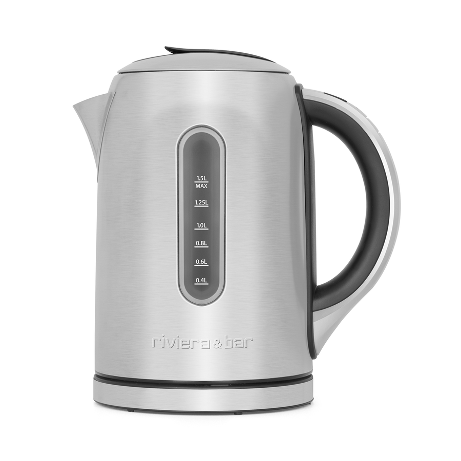 La Bouilloire Mila - Inox (1,5 L) de riviera&bar est dotée d'une poignée noire, d'un indicateur de niveau d'eau transparent (0,4L à 1,5L) et d'un design épuré en acier inoxydable avec le nom de la marque près de la base.
