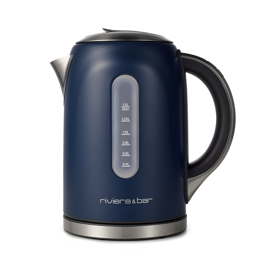 La Bouilloire Mila - Grey Blue (1.5 L) de riviera&bar se caractérise par un corps bleu foncé, un bec et une base argentés, une poignée noire, un niveau d'eau transparent jusqu'à 1.5 L et le logo de la marque imprimé sur le devant.