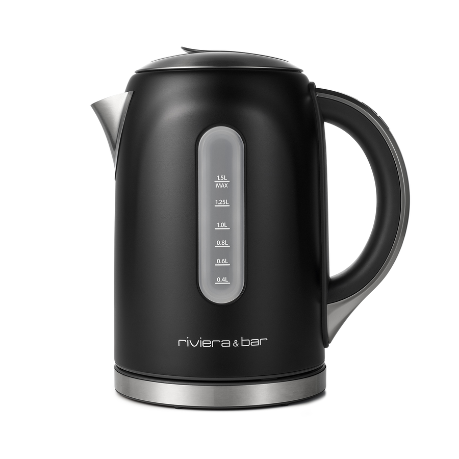 La Bouilloire Mila - Black Satin (1,5 L) de riviera&bar est dotée d'une base et d'une poignée argentées, d'un bec verseur et d'un indicateur de niveau d'eau transparent de 0,4L à 1,5L. Le nom de la marque apparaît sur le devant de cette élégante bouilloire.