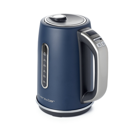 La Bouilloire Aria 1.8L de riviera&bar a un corps gris-bleu, un couvercle et une poignée gris-argent avec des boutons de contrôle, ainsi qu'un indicateur de niveau d'eau transparent. La marque riviera&bar est affichée près de la base.