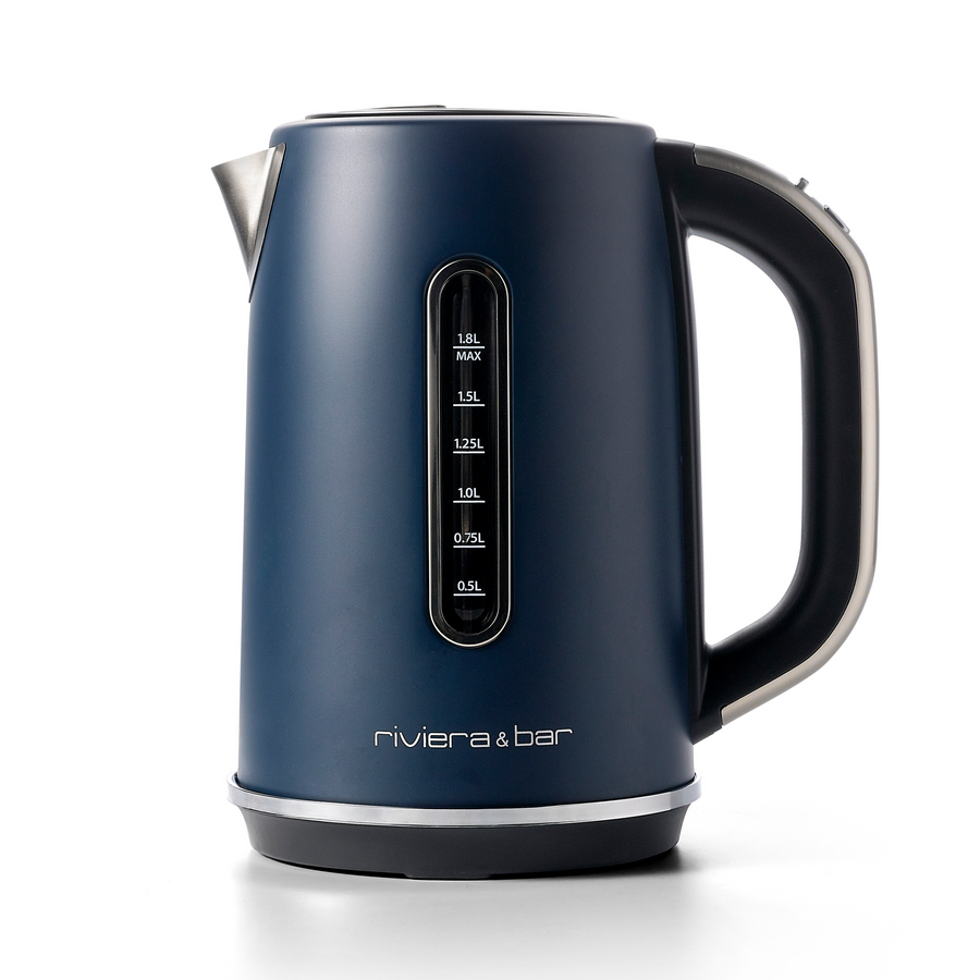 La Bouilloire Aria - Gris Bleu (1,8 L) de riviera&bar allie style et fonctionnalité avec une finition gris-bleu mat, une poignée noire, un indicateur de niveau d'eau latéral, un bec et une base en argent métallique.