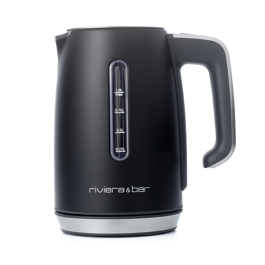 La Bouilloire Alma - Black Satin (1,8 L) de riviera&bar se caractérise par un corps noir, une base et une poignée argentées, un indicateur de niveau d'eau latéral de 1,8 litre et le logo riviera&bar près du fond.