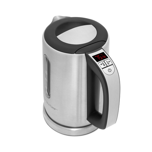 La bouilloire Ella 1L en inox de riviera&bar dispose d'une poignée noire, d'un affichage digital pour régler la température à 75°C, d'une fenêtre de niveau d'eau et repose sur une base circulaire.