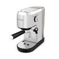 Un riviera&bar Expresso Compact Manuel, fabriqué en acier inoxydable avec une poignée pour le portafiltre, une brosse à vapeur, un plateau d'égouttage et une pompe à 19 bars pour un café moulu espresso riche, est montré sur un fond blanc.