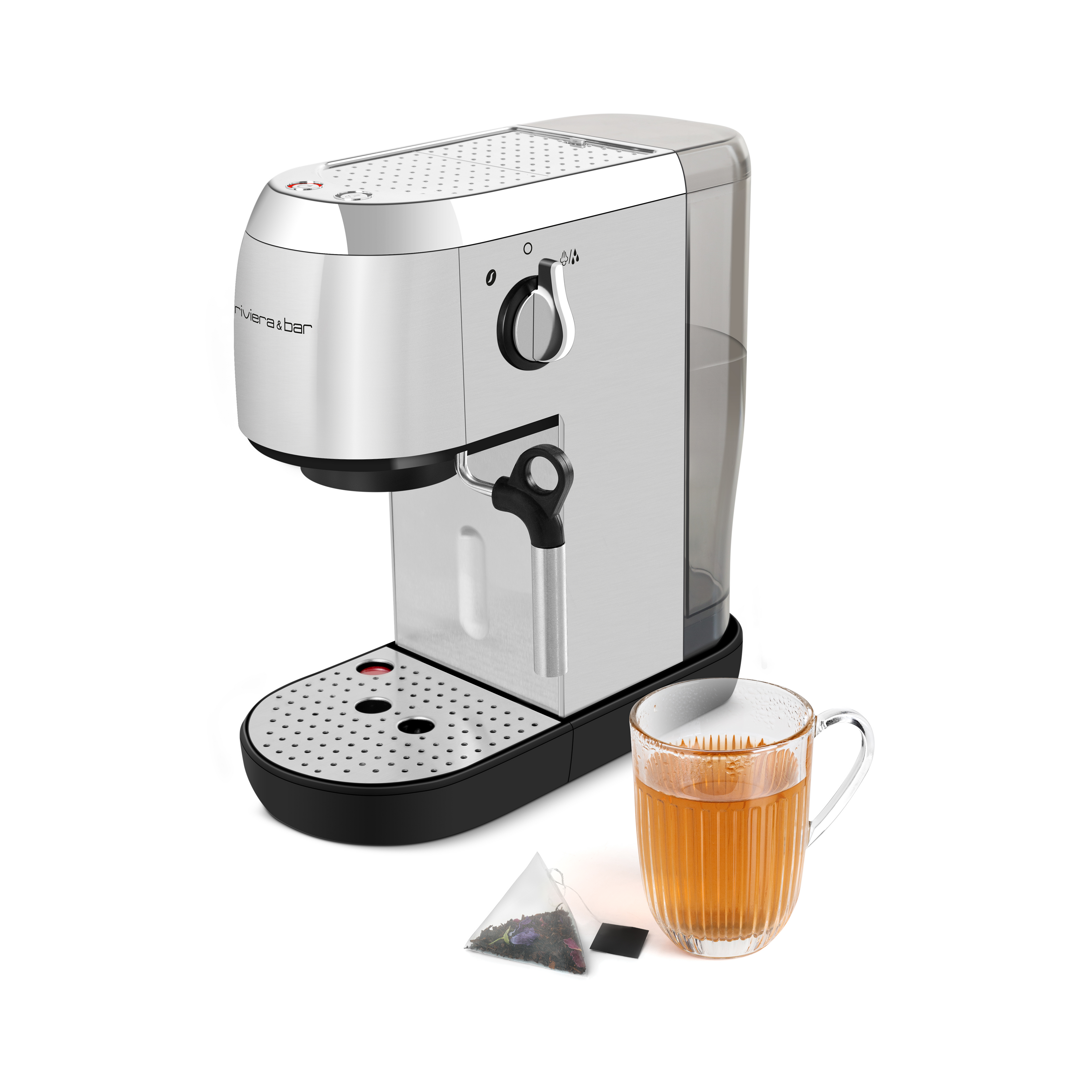 Une riviera&bar Expresso Compact Manuel argentée et noire avec un réservoir d'eau transparent se trouve à côté d'une tasse de thé en verre avec un sachet de thé pyramidal, sur fond blanc. Cette machine à espresso offre une saveur riche grâce à sa pompe à 19 bars.