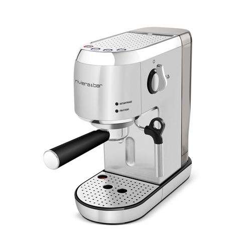 La riviera&bar Expresso compact auto | Inox | 1,4L est une machine à café automatique argentée élégante avec une pompe haute pression de 19 bars, une buse vapeur latérale, une poignée noire, et un plateau d'égouttage perforé pour un espresso de qualité professionnelle à la maison.