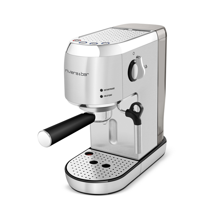 Une riviera&bar Expresso Compact Automatique argentée avec une poignée pour le portafiltre, un plateau d'égouttage, des boutons de contrôle sur le dessus et une brosse à vapeur sur le côté. Elle est équipée d'une pompe à 19 bars pour un espresso riche de café moulu, présenté sur un fond blanc.