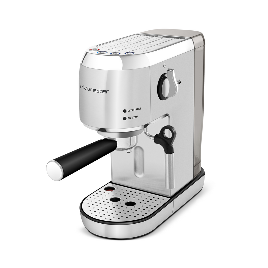 Une riviera&bar Expresso Compact Automatique argentée avec une poignée pour le portafiltre, un plateau d'égouttage, des boutons de contrôle sur le dessus et une brosse à vapeur sur le côté. Elle est équipée d'une pompe à 19 bars pour un espresso riche de café moulu, présenté sur un fond blanc.