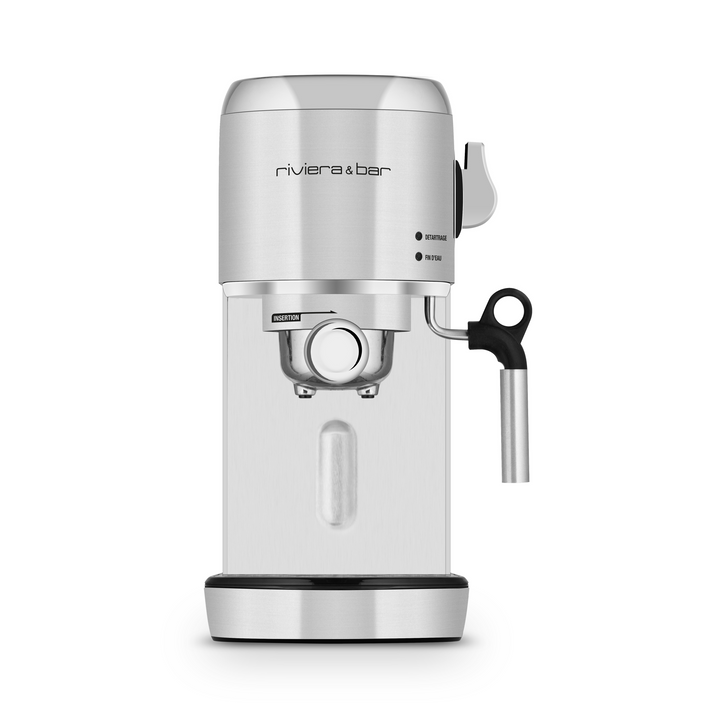 La riviera&bar Expresso Compact Automatique est une machine à espresso moderne et élégante avec une pompe à 19 bars, un portafiltre et une brosse à vapeur. Présentée de face sur un fond blanc, elle utilise du café moulu et comporte un minimum de boutons dans un design compact.