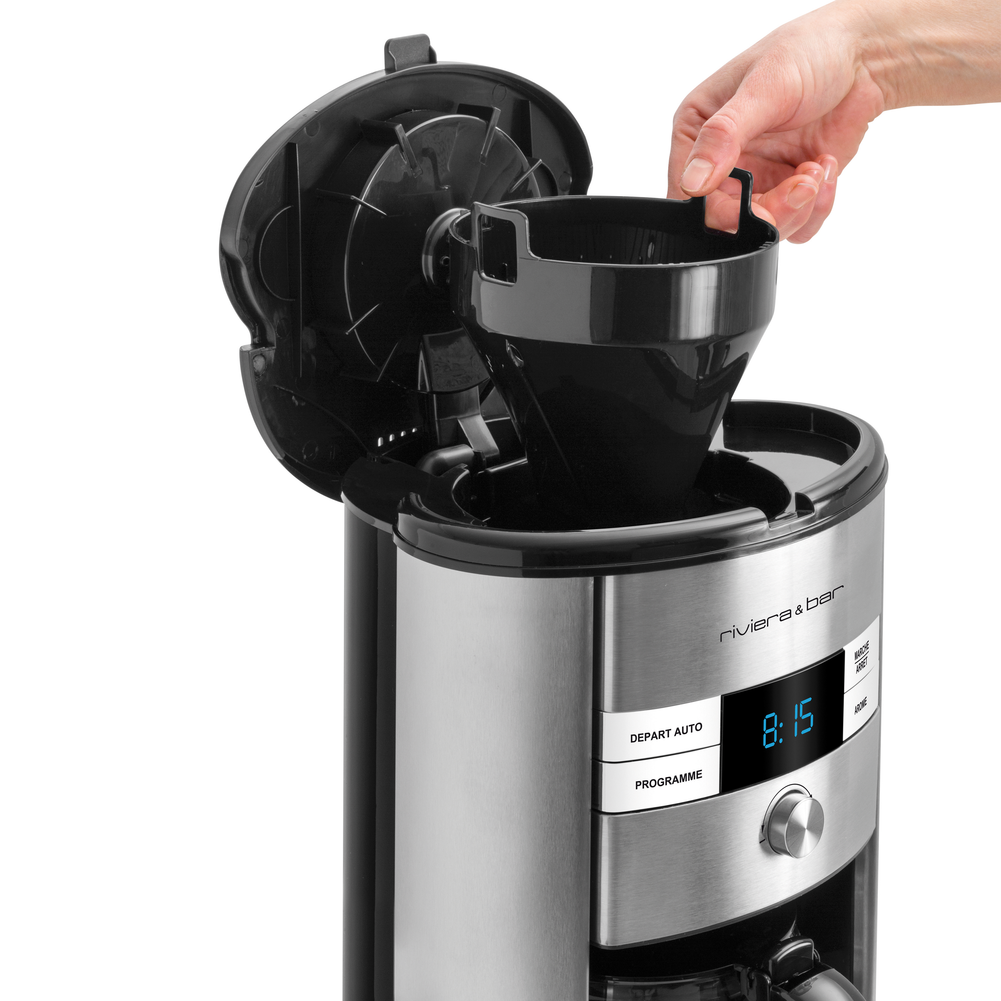 Une main soulève le panier-filtre noir de la riviera&bar Cafetière Filtre Inox BCF550, son couvercle s'ouvre pour révéler l'écran digital et les boutons de contrôle sur le devant.