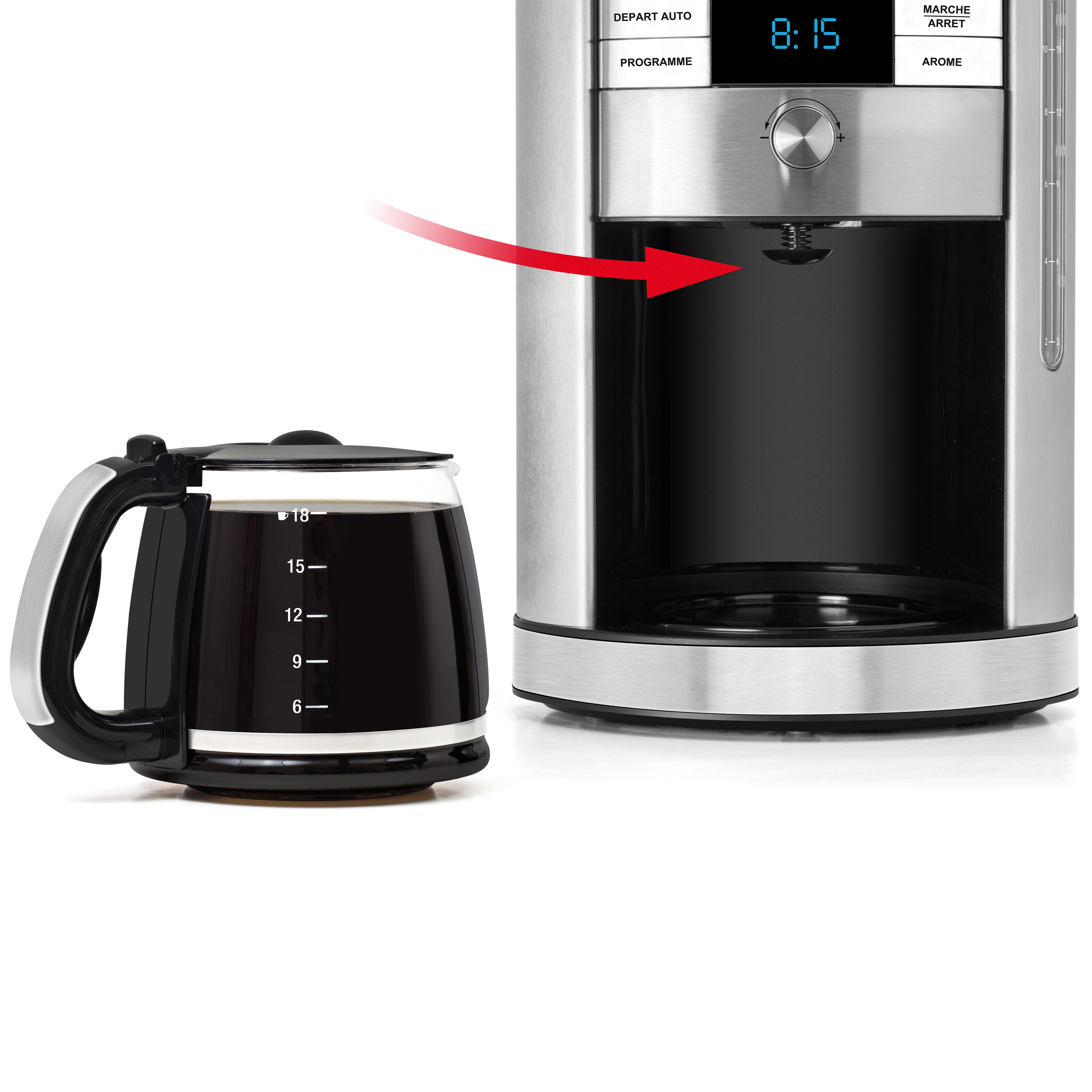 Une cafetière en verre remplie de café est posée à côté d'une riviera&bar Cafetière Filtre Inox BCF550. Une flèche rouge pointe de la cafetière vers la zone de distribution de la machine, sous une horloge numérique indiquant 8:15.