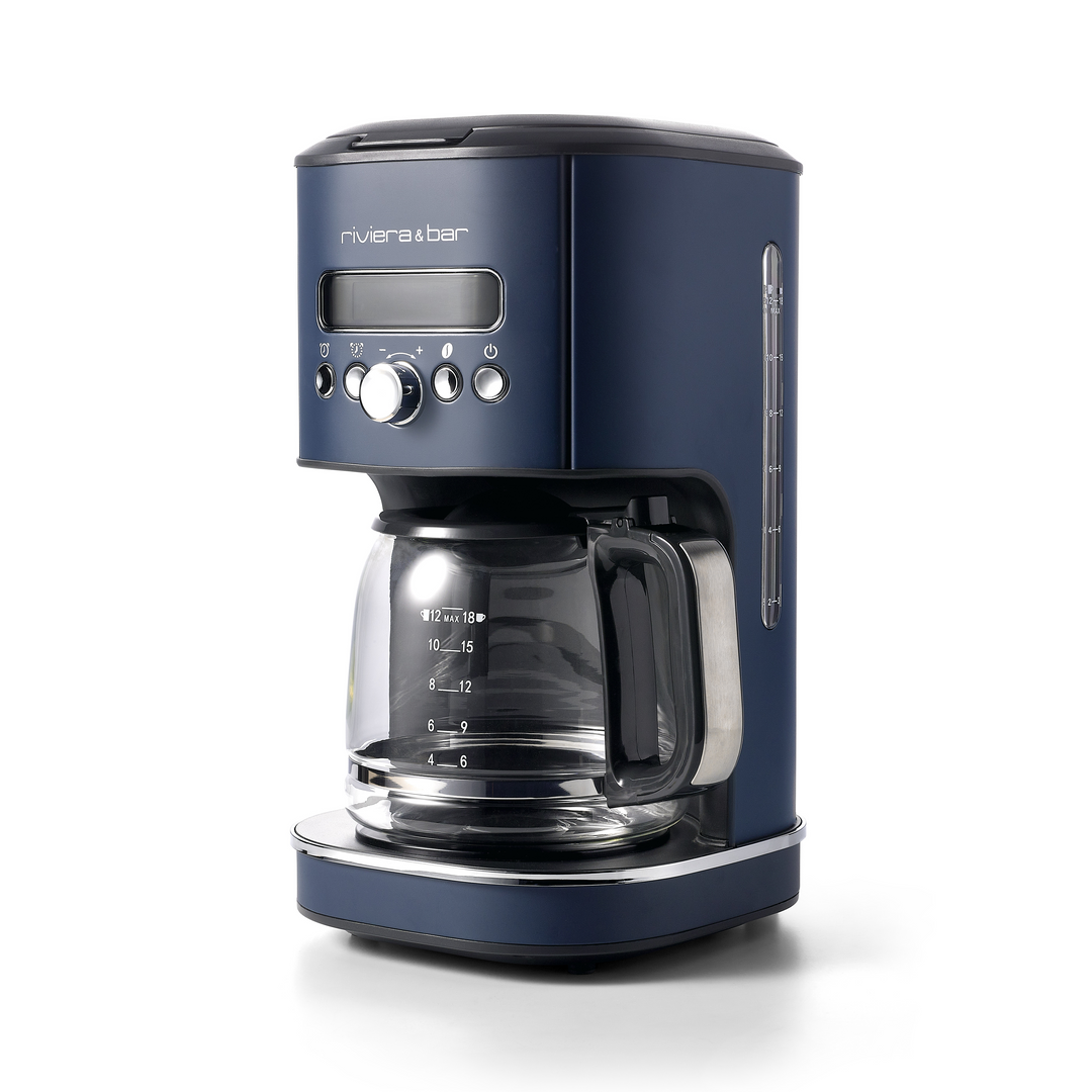 La riviera&bar Cafetière programmable BCF 578 - Bleu gris, 1,8 L se trouve sur un fond blanc. Cette cafetière électrique comprend un écran digital, des boutons de contrôle, un indicateur de niveau d'eau et une carafe en verre.