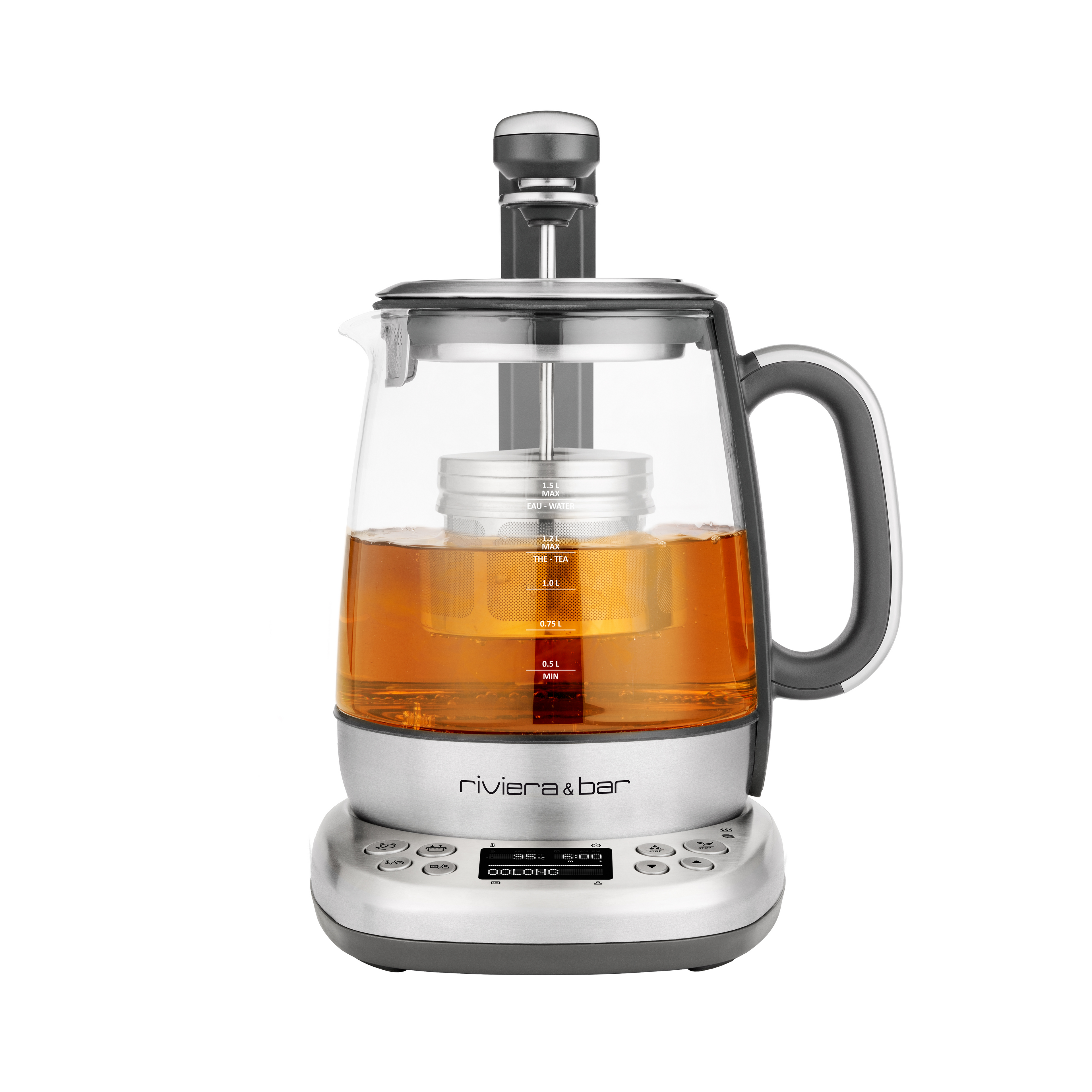 Une Théière riviera&bar auto Cha Dao Expert (1,2 L), dotée d'une poignée, d'un panneau de contrôle à la base et d'un panier à thé interne pour une infusion automatisée, présente un thé ambré. Le logo de la marque est visible sur la base métallique.