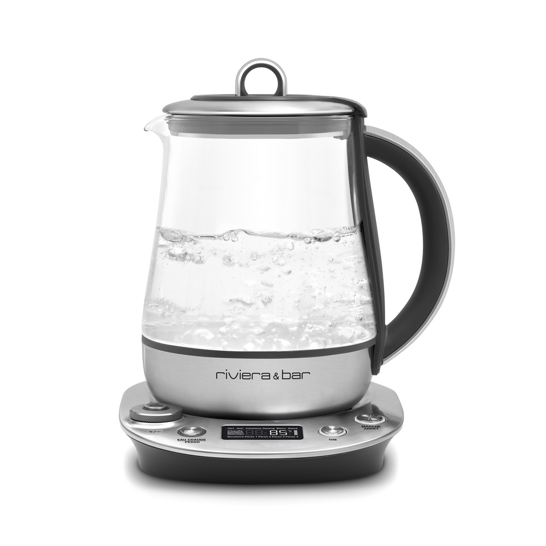 La riviera&bar Théière Sencha Zen (1,2 L) est une bouilloire électrique en verre avec une base et une poignée en métal. Elle est équipée de boutons de contrôle, d'un affichage digital pour une infusion parfaite et du nom de la marque imprimé sur la face avant.