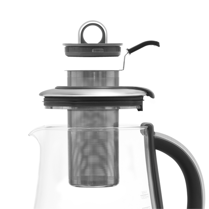 Un gros plan du riviera&bar Théière Sencha Zen (1,2 L) montre sa poignée noire, son intérieur en acier inoxydable, et l'infuseur métallique amovible et le couvercle séparé au-dessus de la bouilloire en verre-parfaite pour une infusion de thé.