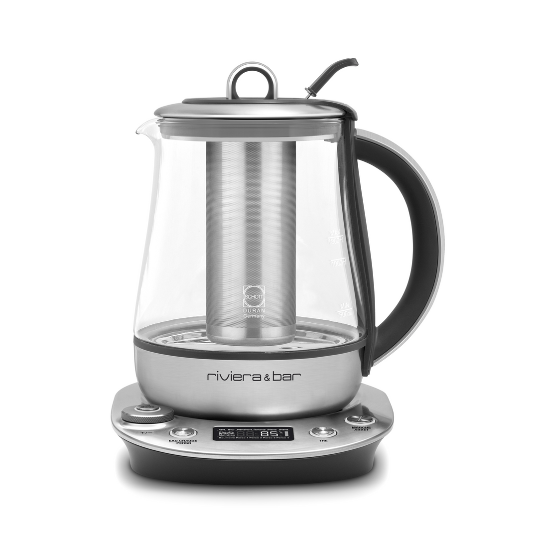 La Théière Sencha Zen (1,2 L) de riviera&bar est une bouilloire électrique en verre avec infuseur et poignée en métal, posée sur une base digitale avec boutons de contrôle et affichage pour un thé parfait. Le nom de la marque apparaît sur cette élégante théière avec thermostat.