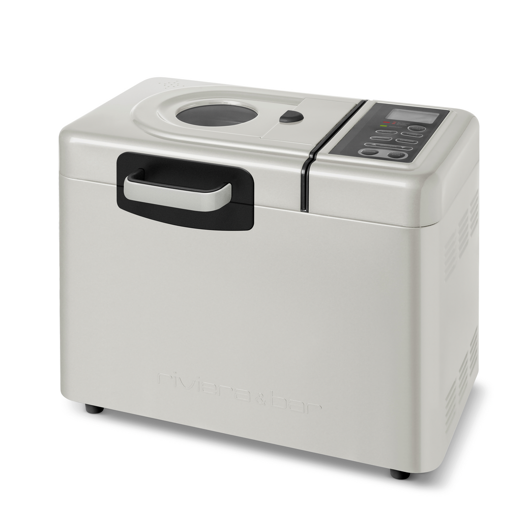 La riviera&bar Machine à Pain Sans gluten & Co MP579A est une machine à pain argentée avec une poignée noire, une fenêtre de visualisation sur le dessus, et un panneau de contrôle sur le côté droit - idéal pour la cuisson avec des farines sans gluten.